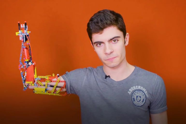 بادر ديفيد إلى إنشاء قناته على يوتيوب وأطلق على نفسه تسمية هاند سولو