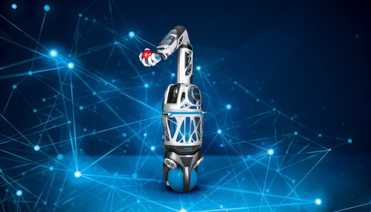 شاب عشريني ولد بيد واحدة يصنع ذراعاً روبوتية