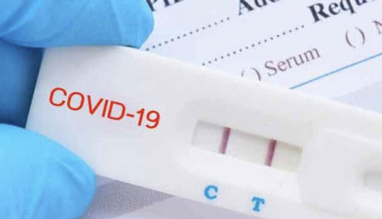 “الفحص السريع” ساهم أيضا بتسريع انتشار كورونا.. دراسة توضح الفيروس ينمو في الحلق بشكل أسرع من الأنف، وبالتالي يسهل اكتشافه  كشفت دراسة أميركية جديدة أن مجموعات اختبار كورونا التي تستخدم فقط مسحات الأنف تكون أبطأ في اكتشاف الإصابة بمتحور “أوميكرون” من مسحات الحلق. وأجريت الدراسة على 30 شخصا أثناء تفشي “أوميكرون” في خمسة أماكن عمل مختلفة في جميع أنحاء الولايات المتحدة، وتم تطعيمهم بشكل كامل وإجراء اختبارات تفاعل البوليميراز المتسلسل القائمة على مسحة الحلق واختبارات LFT المستندة إلى مسحة الأنف خلال فترة البحث.  ووجدت الدراسة أن الأمر قد يستغرق ثلاثة أيام في المتوسط حتى يتم الحصول على فحص إيجابي في اختبار التدفق الجانبي القائم على مسحة الأنف (LFT) بعد أول نتيجة إيجابية لـPCR، مشيرة إلى أن معظم حالات “أوميكرون” كانت معدية “لعدة أيام” قبل أن يتم اكتشافها عن طريق اختبار منزلي سريع. وبحسب العلماء، يرجع السبب في ذلك إلى أن الفيروس ينمو في الحلق بشكل أسرع من الأنف، وبالتالي يسهل اكتشافه. في حين أن بعض اختبارات LFT لا تتطلب سوى مسحة من الأنف، فإن جميع اختبارات تفاعل البوليميراز المتسلسل تتضمن أخذ عينات من كل من الأنف والجزء الخلفي من الحلق.   وقال مؤلفو الدراسة: “وجدنا أن اختبارات المسحة الأنفية تأخرت في القدرة على اكتشاف كوفيد-19 خلال فترة مبكرة من المرض عندما كان معظم الأفراد مصابين بأميكرون”. في بداية الدراسة، حصل 28 من أصل 30 شخصا على نتائج سلبية خاطئة (False negative)، على الرغم من وجود حمولة فيروسية معدية، قبل أن تكون النتيجة إيجابية في النهاية. وفي المتوسط، استغرق الأمر ثلاثة أيام حتى يظهر الاختبار إيجابيا على التدفق الجانبي بعد أول نتيجة إيجابية لتفاعل البوليميراز المتسلسل.