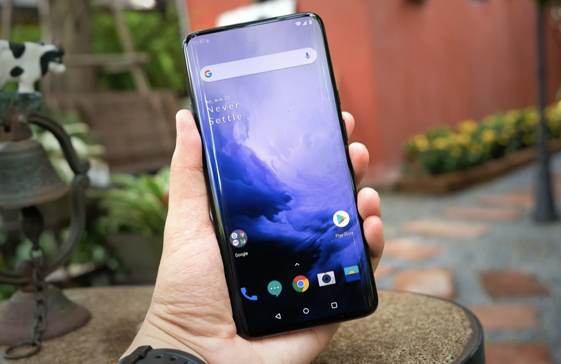 هاتف ون بلس 7 برو استغل مساحة الشاشة كاملة ووضع الكاميرا الأمامية في آلية منبثقة من أعلى الجهاز (شترستوك)