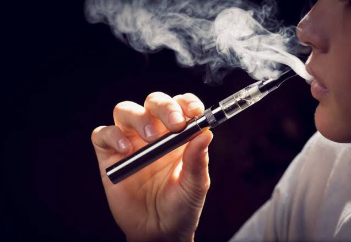 بريطانيا تستخدم السجائر الإلكترونية كعلاج