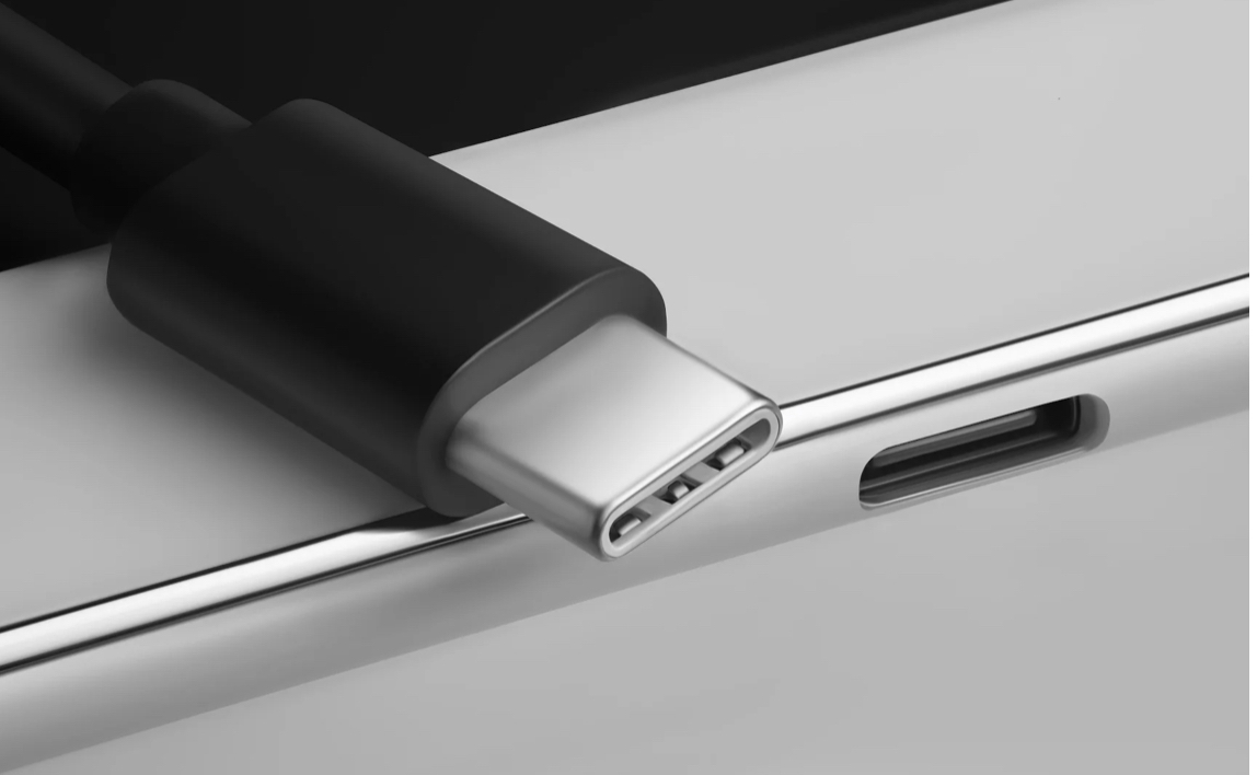 آبل اعتمدت شاحن يو إس بي-سي في بعض حواسيبها المحمولة واللوحية، لكنها لا تزال تتمسك بشاحن لايتنغ في آيفون (شترستوك