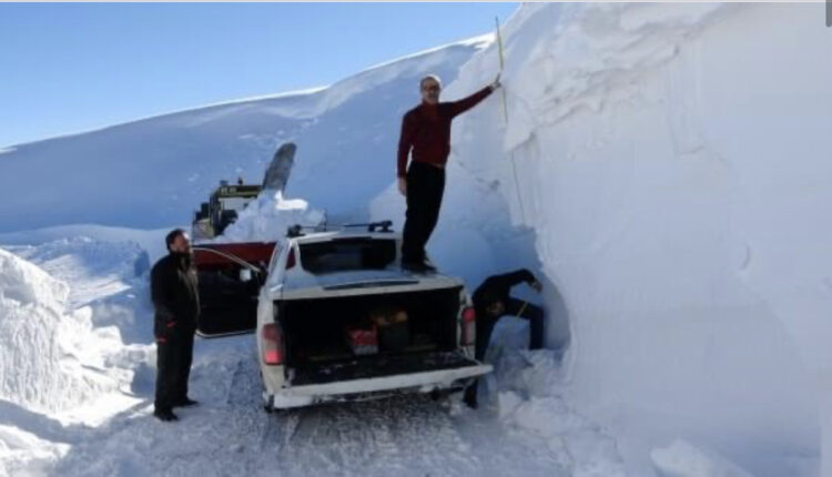 4 أمتار بلغ ارتفاع الثلوج في ولاية موش التركية وفرق خاصة تقوم بفتح الطرقات التي تصل مركز الولاية بالريف