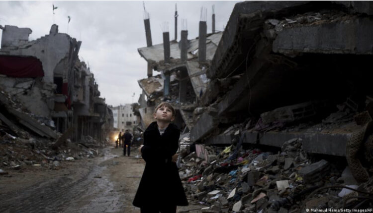 طفل فلسطيني في حي الشجاعية بغزة حوله أبنية تهدمت في هجمات إسرائيلية في أكتوبر/ تشرين الأول عام 2014 تستغل هذه الصورة في إطار الحرب السورية