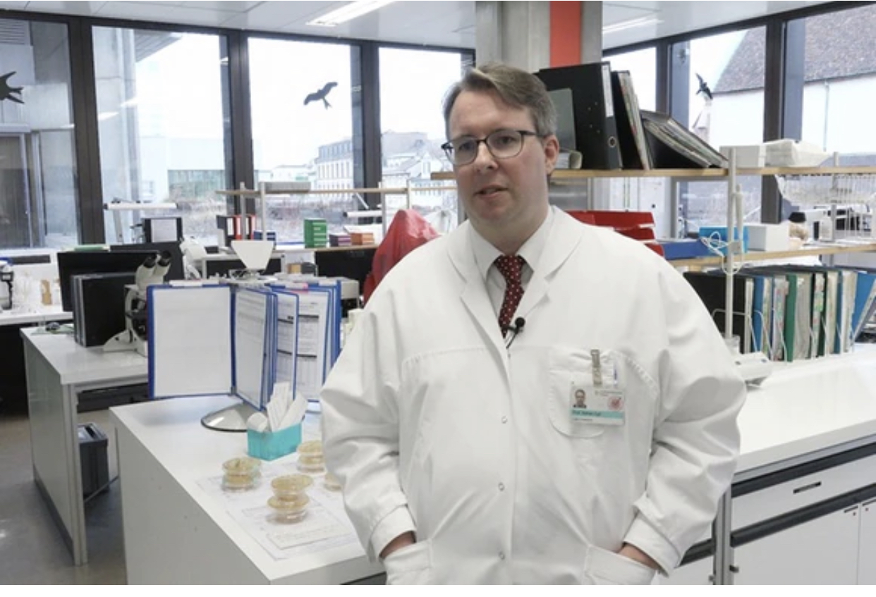 يقود أدريان إيغلي من مستشفى جامعة بازل حاليا المرحلة التجريبية لمشروع "قبو الميكروبيومات" الدولي. وهو يترأس في الوقت نفسه قسم البكتريا/علم الميكروب السريري. 