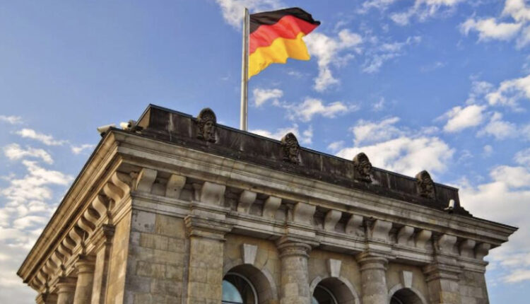 تباطؤ #التضخم في #ألمانيا إلى 7.6% خلال يونيو من 7.9% في مايو    سجل التضخم في ألمانيا تباطؤاً في القراءة الأولى لشهر يونيو من العام 2022 ليصل إلى 7.6%، بعد أن سجل 7.9% خلال مايو من العام ذاته.  وجاءت القراءة أدنى من التوقعات التي كانت تشير إلى وصول التضخم إلى 8%.  هذا وارتفع معدل التضخم في ألمانيا في مايو إلى 7.9%، ليصل بذلك إلى أعلى مستوى له على الإطلاق للشهر الثالث على التوالي منذ إعادة توحيد ألمانيا.