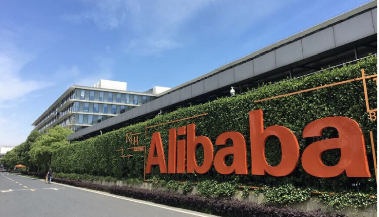 أسهم #Alibaba ترتفع بنسبة 2% بعد أن سجلت أرباح فاقت التوقعات   أعلنت Alibaba عن أرباحها المالية للربع الأول يوم الخميس والتي فاقت التوقعات، مما أدى إلى ارتفاع سهمها. قفزت أسهم عملاق التجارة الإلكترونية الصينية المدرجة في الولايات المتحدة بما يصل إلى 6% لكنها قلصت من مكاسبها وأغلقت الجلسة بارتفاع 1.8%.   الإيرادات: 205.55 مليار يوان صيني (30.68 مليار دولار) مقابل 203.19 مليار يوان متوقعة، دون تغيير على أساس سنوي صافي الدخل: 22.73 مليار يوان مقابل 18.72 مليار يوان متوقع. على الرغم من أن Alibaba تجاوز التقديرات، فهذه هي المرة الأولى التي تسجل فيها الشركة نموًا ثابتًا في تاريخها. في هذا الربع، واجهت Alibaba عددًا من الرياح المعاكسة، بما في ذلك عودة ظهور كورونا في الصين مما أدى إلى إغلاق المدن الكبرى، مثل العاصمة المالية شنغهاي، مما أدى إلى تباطؤ الاقتصاد الصيني في الربع الثاني من العام. ومع ذلك، مع خروج المدن من الإغلاق في أواخر مايو وأوائل يونيو، بدأ النمو في الانتعاش. قال دانييل زانج، الرئيس التنفيذي لشركة Alibaba، في بيان صحفي: “بعد بطء نسبيًا في شهري أبريل ومايو، رأينا بوادر انتعاش في أعمالنا في يونيو”. وفي الوقت نفسه، لا يزال عملاق التجارة الإلكترونية يواجه بيئة تنظيمية صارمة بعد حملة بكين التي استمرت لأكثر من عام ونصف على قطاع التكنولوجيا المحلي. في حين أن Alibaba تواجه ربعًا صعبًا، لكن يتوقع المحللون أن يرتفع النمو في الأشهر المقبلة. نتائج Alibaba