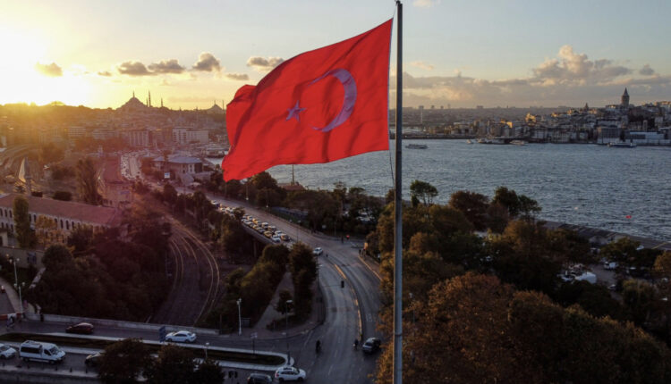 التضخم في تركيا يرتفع بأقل من التوقعات إلى 80% في يوليو  تسارع التضخم في تركيا على نحو أقل قليلاً من توقعات الاقتصاديين، لكنه مازال عند أعلى مستوى له في 24 عاماً على خلفية تكاليف النقل والغذاء. قالت وكالة الإحصاء التركية “تركستات” يوم الأربعاء، إن أسعار المستهلكين ارتفعت في يوليو على أساس سنوي 79.6% من 78.6% في يونيو. كان متوسط التوقعات في استطلاع أجرته بلومبرغ ضم 22 محللاً 80.2%. وبلغ معدل التضخم الشهري 2.4% مقارنة بمتوسط 2.6% في استطلاع منفصل.   أبرز النقاط في تقرير التضخم ارتفعت أسعار المنتجين بمعدل سنوي قدره 145%. تسارع الارتفاع السنوي لأسعار الغذاء إلى 94.7% من 93.9% في يونيو. ارتفعت تكلفة النقل بنسبة 119.1%. ارتفع مؤشر التضخم الأساسي الذي يستبعد تأثير العناصر المتقلبة بما في ذلك الغذاء والطاقة إلى 61.7% من 57% الشهر الماضي. كان نمو الأسعار في خانة العشرات تقريباً على نحو متواصل منذ بداية عام 2017، لكنه انطلق بشكل أكبر هذا العام على خلفية ارتفاع تكاليف الطاقة والسلع الأخرى، والتي أججها جزئياً الغزو الروسي لأوكرانيا. في إسطنبول، المركز التجاري لتركيا، تجاوز التضخم بقطاع التجزئة 99% في الشهر الماضي.    ———————-   مع تزايد ضغوط الأسعار، أبقى البنك المركزي التركي سعر الفائدة الرئيسي عند 14% خلال الاجتماعات السبعة الماضية، مع سياسة نقدية شديدة التساهل منذ أواخر العام الماضي. وبدلاً من ذلك، تم الرد بإجراءات هامشية، في محاولة لتهدئة الإقراض وتشجيع استخدام العملة المحلية على نطاق أوسع. من المقرر أن يبلغ نمو التضخم السنوي ذروته عند حوالي 85% في سبتمبر وأكتوبر، وفقاً لمخطط النطاق المتوقع المصاحب لتقرير التضخم الأخير للبنك المركزي. تظهر توقعات البنك الآن أن التضخم سينهي العام عند 60.4%، وهو أعلى بـ18 نقطة مئوية ما يضع الأسعار فوق المستهدف بمقدار 12 مرة. هذه النظرة لا تزال متفائلة بالنسبة لوجهات النظر في السوق. تتوقع بلومبرغ إيكونوميكس أن يصل التضخم إلى 91% في الربع الثالث وأن يتباطأ فقط إلى 69% في نهاية عام 2022. لا تزال الليرة هي الأسوأ أداء هذا العام بين نظيراتها في الأسواق الناشئة، إذ فقدت أكثر من ربع قيمتها مقابل الدولار.