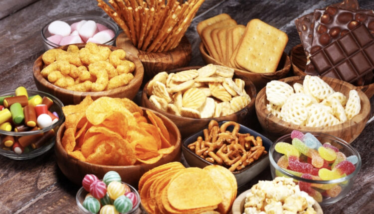 هل الوجبات الخفيفة مُفيدة أم ضارة؟ وما هو تأثيرها على الوزن؟  سواء كانت فطيرة جبن مع البطاطا المحمّرة أو قطعة شوكولا سوداء، تُعتبر الوجبات الخفيفة في فترة ما بعد الظهيرة عادة شائعة لدى البعض لمواجهة الجوع، ولكن هل الوجبات الخفيفة ضارة فعلاً؟  هل الوجبات الخفيفة ضارة أم مفيدة؟ أكّدت دراسة أجرتها جامعة ولاية لويزيانا الأمريكية عام 2018 أنَّ تناول الوجبات الخفيفة يؤثر سلباً على محيط الخصر وأنها مسؤولة عن اكتساب 11% من الوزن الزائد. في حين وجد تقرير صدر مؤخراً عن مؤسسة “Nesta”، أنَّ الناس يستخفون بشكلٍ كبير بعدد السعرات الحرارية المكتسبة من وجباتهم الخفيفة ويستهينون بقدرة التغييرات الصغيرة في عاداتنا الغذائية، في حال المداومة عليها، على إحداث أثر عميق. في حين أنَّ تناول 240 سعراً حرارياً إضافياً كل يوم (أي ما يعادل عبوة متوسطة الحجم من رقائق البطاطس المقلية تزن حوالي 50 غراماً) على مدار عام كامل من شأنه أن يؤدي إلى زيادة الوزن بمقدار 6.4 كيلوغرام. طرق التخفيف من تناول الوجبات الخفيفة إذا كنت ترغب في تناول كميات أقل من الوجبات الخفيفة، فمن المهم للغاية أن تأكل ما يكفي، أما إذا كنت لا تأكل ما يكفي لملء نفسك، فسوف تستمر الرغبة الشديدة في تناول الوجبات الخفيفة. فيما يلي بعض النصائح التي ستساعدك على تقليل تناول الوجبات الخفيفة خلال اليوم.  النوم جيداً وتناول طعام جيد إنَّ عدم الحصول على قسطٍ كافٍ من النوم الهانئ يؤدي إلى زيادة مستوى هرمون الجوع “الجريلين” وانخفاض مستوى هرمون “اللبتين” المسؤول عن شعورنا بالشبع، بالإضافة إلى تراجع مستويات السيروتونين والدوبامين، ما يجعلنا نتوق إلى تناول أطعمة غير صحية. يعتقد الجسد أنَّه في حالة طارئة ويبحث عن طعام كثيف السعرات الحرارية للحفاظ على أدائه- وهو عادةً ما يكون طعاماً غنياً بالكربوهيدرات والدهون والسكريات، لكنه يفتقر إلى الفيتامينات والمغذيات الدقيقة التي يحتاجها الجسم حقاً. إذا افتقر جسمك إلى هذه العناصر الغذائية، فإنَّ عملية التمثيل الغذائي لن تكون فعّالة للغاية في تحويل ما تتناوله من طعام وشراب إلى طاقة، ومن ثمَّ تبدأ مُجدَّداً هذه الدورة بأكملها بعد وقت قصير من تناول الوجبة الخفيفة كثيفة الطاقة، وفقاً لما ذكرته صحيفة The Daily Telegraph البريطانية. إذا كنت بحاجة إلى شيء تأكله سريعاً، تنصح لولا باختيار الأطعمة التي تحتوي على نسبة جيدة من الألياف- مثل ثمار الفاكهة الكاملة الممزوجة مع حفنة من المكسرات والبذور- من أجل الشعور بالشبع.      ابدأ اليوم بشكل صحيح لتجنّب خمول فترة ما بعد الظهيرة هل وجدت نفسك تتوق إلى تناول السكريات في فترة ما بعد الظهيرة؟ ربما حدث ذلك بسبب خطأ ما في وقت مبكر من اليوم- مثل تناول وجبة إفطار غنية بالسكر أو أحد المشروبات الغازية، الأمر الذي يؤدي إلى ارتفاع نسبة السكر في الدم ثم انخفاضه بشدة بعد فترة قصيرة، وهو ما يثير الرغبة الشديدة في تناول الطعام. عندما تتقلب باستمرار مستويات السكر في الدم من مرتفعة إلى منخفضة، فهذا يفسره الجسم بأنَّك في حالة إجهاد وثمة حاجة إلى تناول طعام كثيف الطاقة لتجاوز هذه الحالة، لذا، لا يوجد أفضل من تناول وجبة إفطار جيدة. حافظ على رطوبة جسمك يؤدي جفاف الجسم إلى اشتهاء تناول السكريات والأملاح، لأنَّ الجسم يشعر أنَّك لا تملك ما يكفي من العناصر الغذائية لتواصل يومك. تأكَّد من شرب 1.5 لتر من المشروبات الخالية من السكر والكافيين على مدار اليوم، مثل الماء أو شاي الأعشاب. أضِف المزيد من البروتين إلى وجباتك البروتين يبقيك ممتلئاً لفترة أطول، أضف المزيد من الأطعمة الغنية بالبروتين إلى وجباتك، مثل صدور الدجاج أو الجبن وزبدة الفول السوداني، كما أنَّ الألياف أيضاً مُفيدة للحفاظ على شعورك بالشبع بين الوجبات، وفقاً لما ذكره موقع Bariatric Surgery Sydney. وزّع وجباتك على مدار اليوم من الأفضل أن يكون لديك عدّة وجبات من الأكل خلال اليوم، حيث تأكل أقل قليلاً، بدلاً من وجبتين أو ثلاث وجبات تأكل فيها كثيراً. سيساعدك هذا على التحكم في نسبة السكر في الدم وتجنب الارتفاعات والانخفاضات الكبيرة. إذ تعتبر القمم والانخفاضات في نسبة السكر في الدم السبب الرئيسي الذي يجعلك تشعر بالرغبة في تناول وجبة خفيفة، كما أنه سيبقي عملية التمثيل الغذائي نشطة طوال اليوم، وفقاً لما ذكره موقع Tomorrow’s Kitchen. خطط وقت تناول الطعام ضع خطة لنفسك: متى وماذا تأكل، قم بإعداد وجباتك بحيث يكون لديك حصص جيدة لتجنب الوجبات الخفيفة. تناول الفاكهة بدلاً من الحلوى عندما تشتهي شيئاً حلواً ولا تستطيع منع نفسك، استبدل بالحلوى شيئاً صحياً. خذ بضع حبات من العنب أو تفاحة أو موزة، سيؤدي ذلك إلى رفع نسبة السكر في الدم مرة أخرى. ويمكنك أيضاً اختيار شيء يحتوي على بعض الدهون الصحية مثل نصف حبة أفوكادو أو حفنة من الكاجو. اسأل نفسك: هل أنا جائع بالفعل أم أشعر بالملل فقط؟ هذا سؤال صحيح جداً، إذ لدى الإنسان ميل لبدء تناول الوجبات الخفيفة عندما لا يفعل أي شيء آخر. اسأل نفسك هذا السؤال وقدم إجابة صادقة، إذا كنت تشعر بالملل فقط: قُم بإلهاء نفسك. تجنب الاحتفاظ بالوجبات الخفيفة في المنزل يبدو الأمر بسيطاً جداً، لكنه فعال! توقف عن شراء الوجبات الخفيفة أو الوجبات السريعة من محل البقالة. إذا لم يكن لديك في المنزل وجبات خفيفة، فلن تتمكن من الوصول إليها عندما تشعر بالرغبة الشديدة في تناولها. كلما كانت وجباتك الخفيفة في متناول اليد، حصلت عليها بسهولة أكبر، لذلك تأكد من وضعها بعيداً عن متناول اليد. لا تحرم نفسك تماماً من أي شيء وأخيراً، كافئ نفسك من حين لآخر، إذا كنت تحب الشوكولاتة حقاً، كافئ نفسك بقطعة صغيرة من حين لآخر. بهذه الطريقة لديك شيء تتطلع إليه، أما إذا حرمت نفسك تماماً من شيء ما، فمن المحتمل أنك ستكسر قطعة الشوكولاتة بأكملها وتأكلها في وقت ما، لذلك لا تحرم نفسك تماماً من أي شيء، ولكن ببساطة قم بتقييدها.